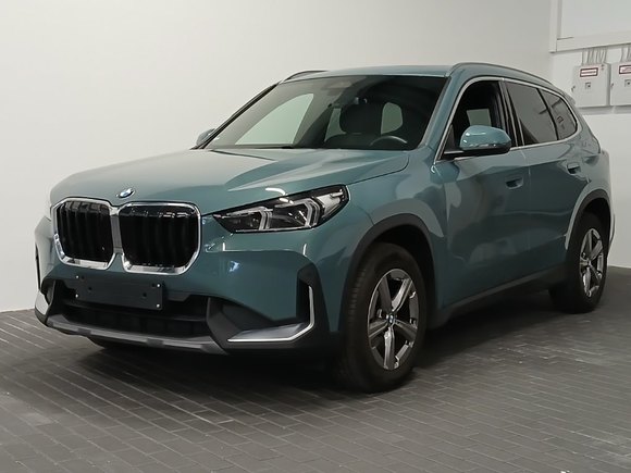 Pogled od napred levo