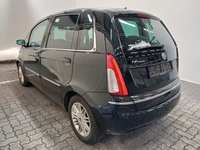 Pogled od pozadi levo