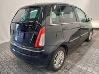 Pogled od pozadi desno