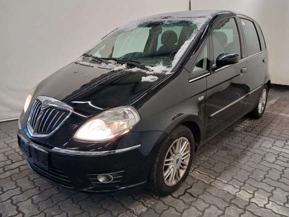 Pogled od napred levo