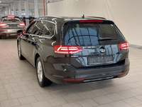 Vaade tagant vasakult