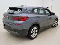 Pogled od pozadi desno