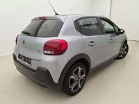 Pogled od pozadi desno