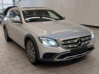 Pogled sprijeda desno