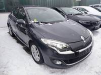 Pogled sprijeda desno