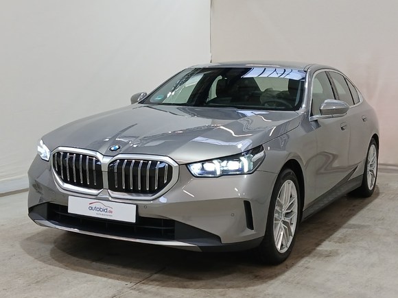 Skats no kreisās puses priekšā