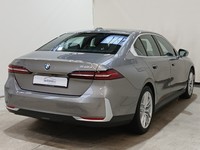 Skats no labās puses aizmugurē