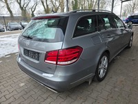 Pogled od pozadi desno