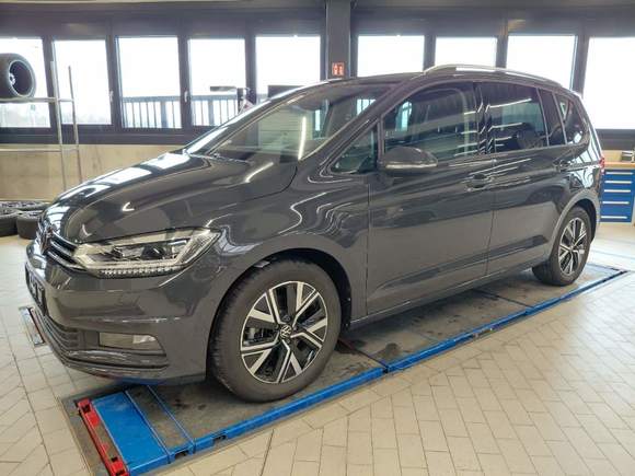 Skats no kreisās puses priekšā