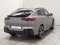 Skats no labās puses aizmugurē