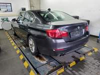 Vaade tagant vasakult