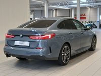 Skats no labās puses aizmugurē