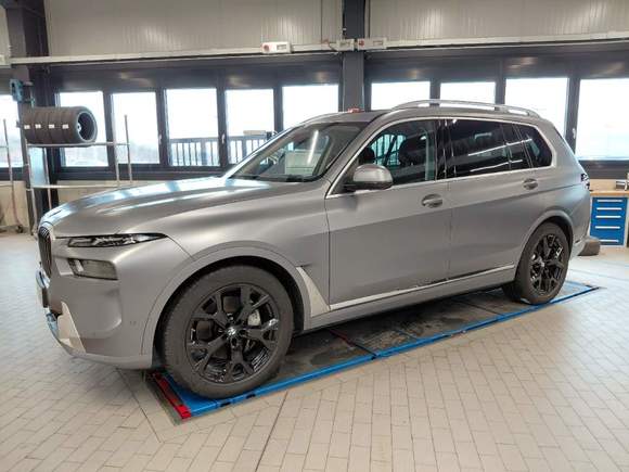 Вид спереди слева