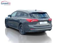 Skats no kreisās puses aizmugurē