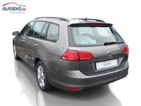 Skats no kreisās puses aizmugurē