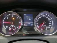 Pohľad na združený prístroj na palubnej doske