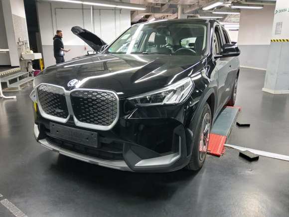 Вид спереди слева