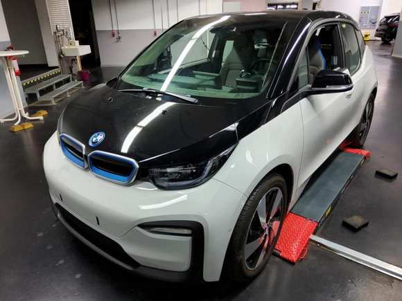 Вид спереди слева