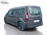 Skats no kreisās puses aizmugurē