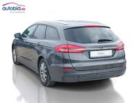 Skats no kreisās puses aizmugurē