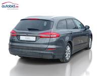 Skats no labās puses aizmugurē