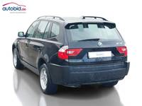 Skats no kreisās puses aizmugurē