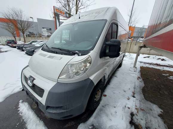 Вид спереди слева