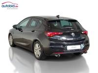 Skats no kreisās puses aizmugurē