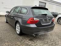 Vaade tagant vasakult