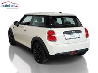 Skats no kreisās puses aizmugurē