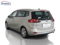 Skats no kreisās puses aizmugurē