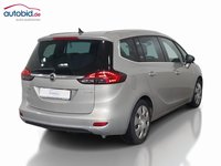 Skats no labās puses aizmugurē