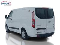 Skats no kreisās puses aizmugurē