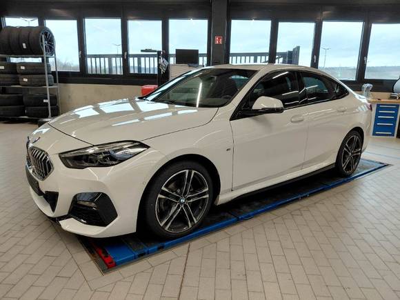 Skats no kreisās puses priekšā