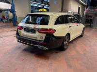 Pogled od pozadi desno