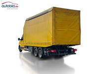 Skats no kreisās puses aizmugurē