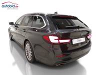 Skats no kreisās puses aizmugurē