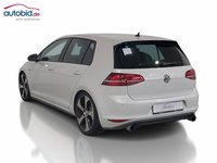 Skats no kreisās puses aizmugurē