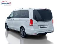 Skats no kreisās puses aizmugurē