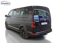 Skats no kreisās puses aizmugurē