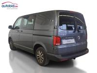 Skats no kreisās puses aizmugurē