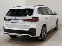 Skats no labās puses aizmugurē