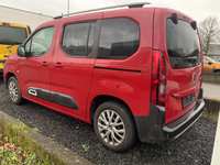 Pogled od pozadi levo