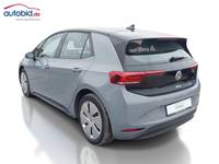 Skats no kreisās puses aizmugurē