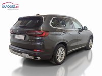 Skats no labās puses aizmugurē