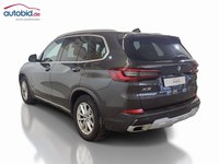 Skats no kreisās puses aizmugurē