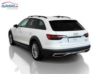 Skats no kreisās puses aizmugurē