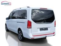 Skats no kreisās puses aizmugurē