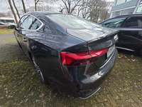 Vaade tagant vasakult