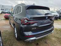 Vaade tagant vasakult